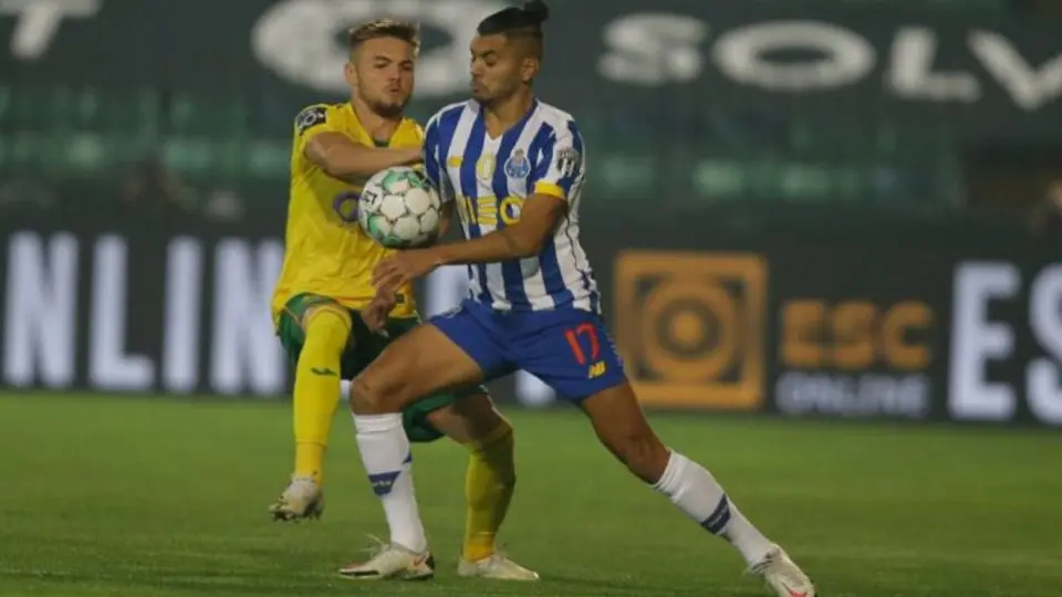 Tecatito Corona: DT del Porto destacó plurifuncionalidad del mexicano por la banda
