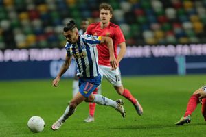 Video: Tecatito Corona fue 'trolleado' por Agustín Marchesín en festejos del Porto