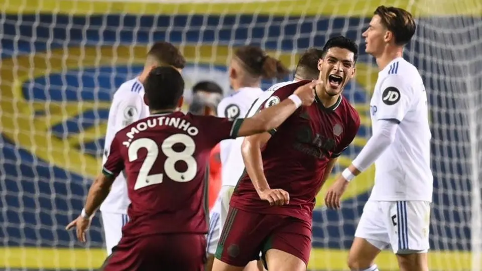 Raúl Jiménez firmó su tercer gol de la campaña ante el Leeds United de Bielsa