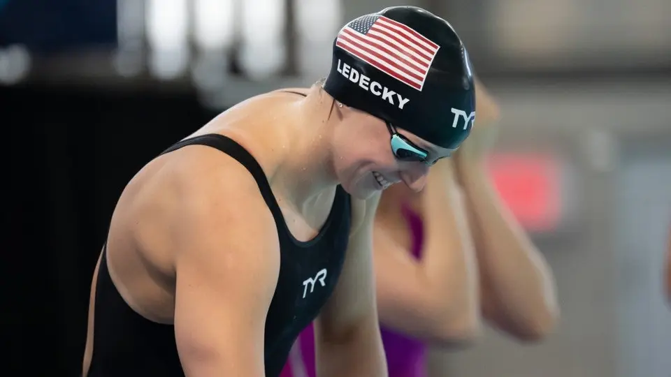 Video: Katie Ledecky cruzó una alberca con un vaso de chocolate en la cabeza