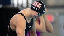 Video: Katie Ledecky cruzó una alberca con un vaso de chocolate en la cabeza