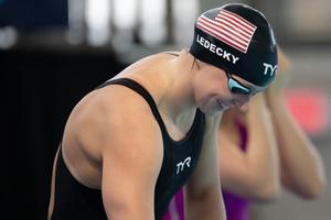 Video: Katie Ledecky cruzó una alberca con un vaso de chocolate en la cabeza