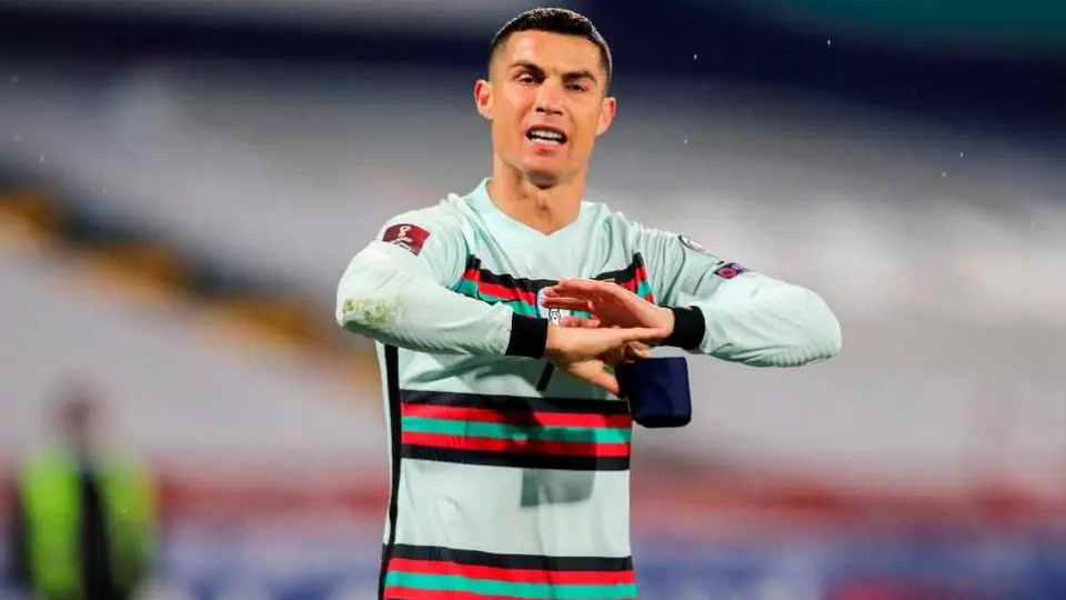 Fernando Meira: 'Cristiano Ronaldo no puede tirar el brazalete de Portugal al suelo'