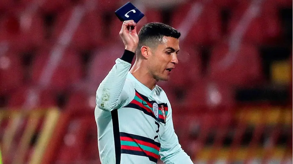 Cristiano Ronaldo: Gafete de capitán que arrojó CR7 será subastado por un fin benéfico