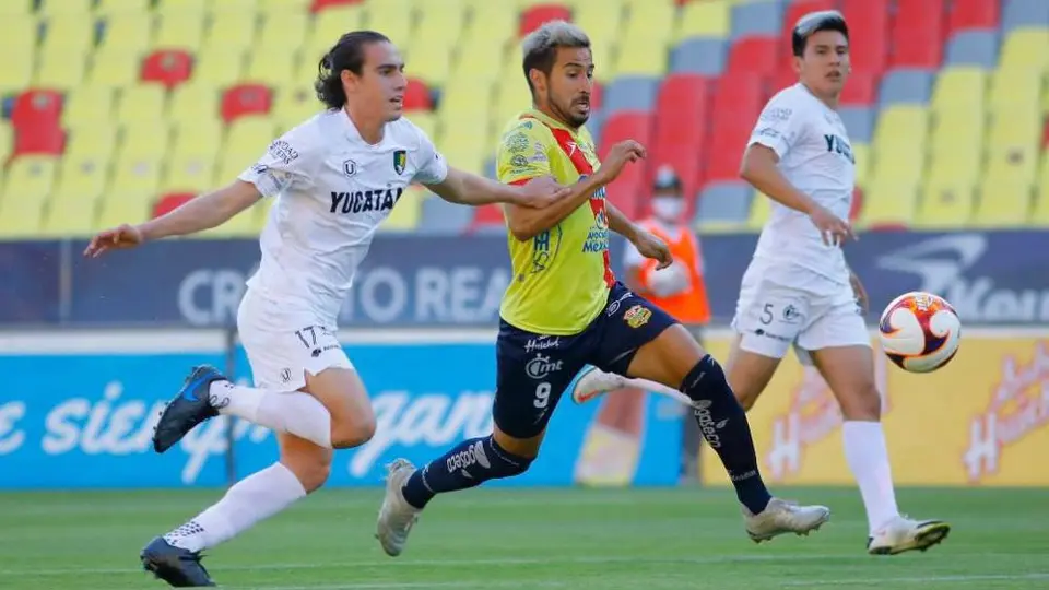 Video: Expulsan a jugador por dar balonazo en saque de banda en la Liga de Expansión