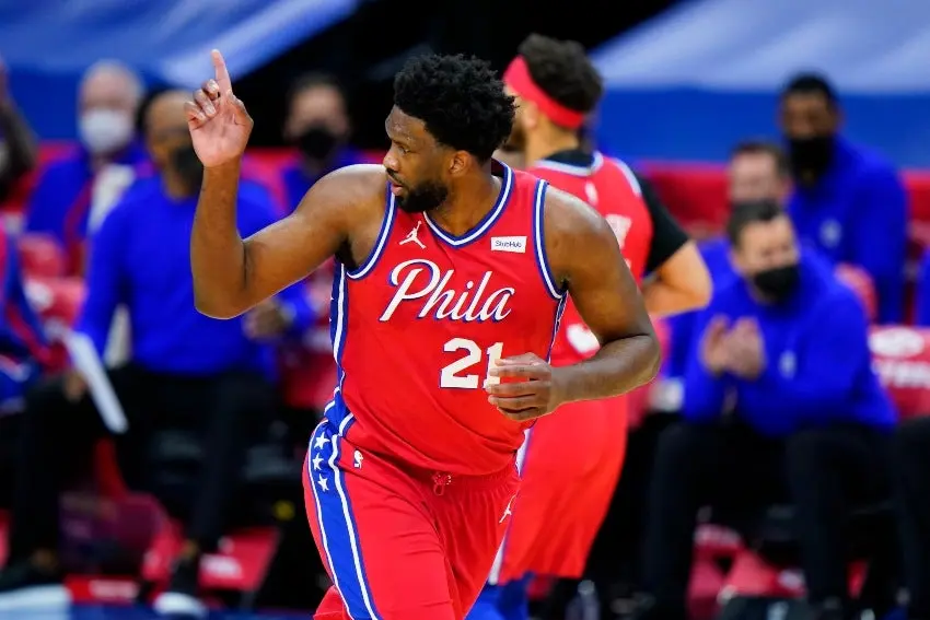 Joel Embiid durante un partido de los 76ers