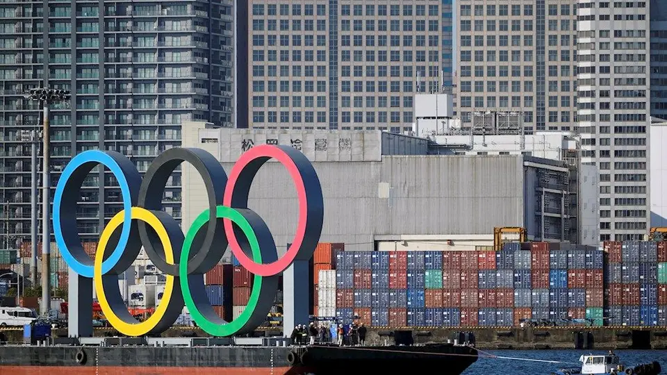 Aros olímpicos volvieron a iluminar en la bahía de Tokyo