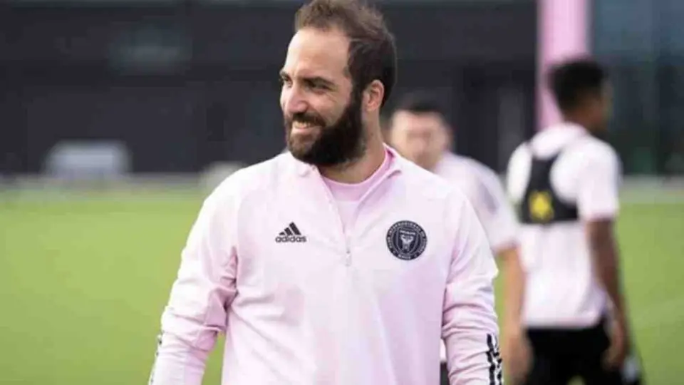 Video: Pipita Higuaín cantó 'Despacito' arriba de una silla frente a sus compañeros