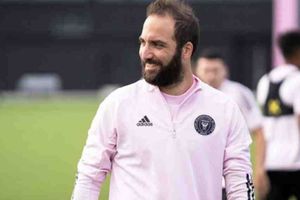 Video: Pipita Higuaín cantó 'Despacito' arriba de una silla frente a sus compañeros
