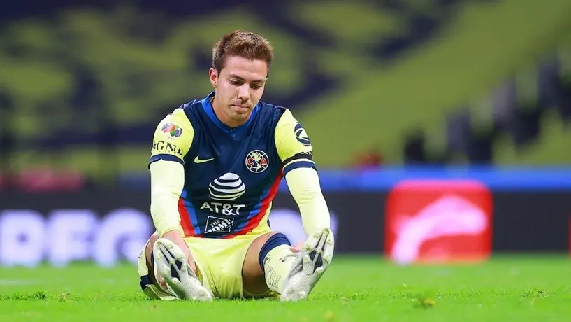 América: Sebastián Córdova uso sandalias en la foto oficial del equipo