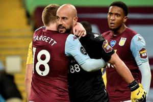 VIDEO: Pepe Reina bailó y cantó 'La Bamba' tras salvación del Aston Villa