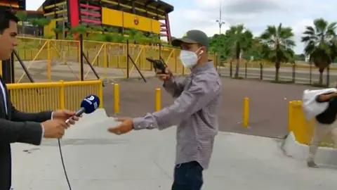 Video: Periodista fue asaltado durante grabación al exterior de un estadio de Ecuador