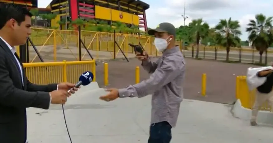 Video: Periodista fue asaltado durante grabación al exterior de un estadio de Ecuador