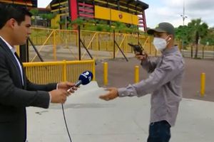 Video: Periodista fue asaltado durante grabación al exterior de un estadio de Ecuador