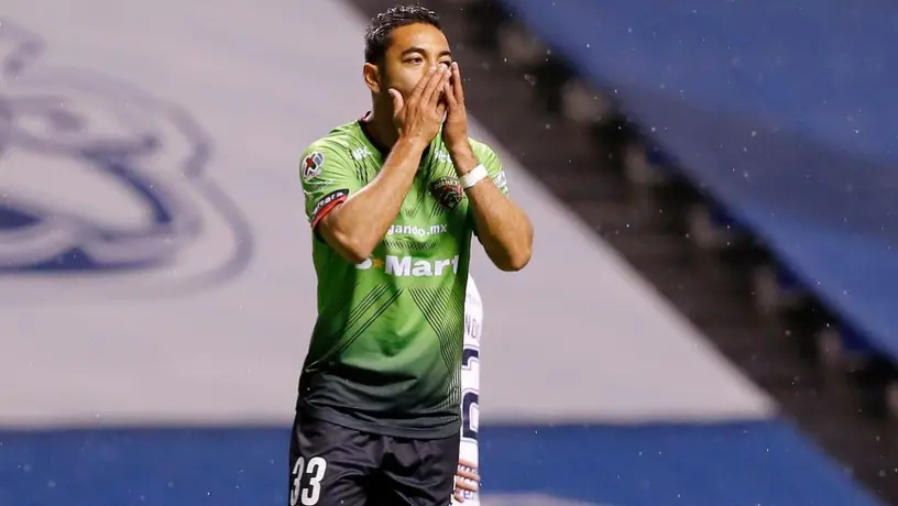 Marco Fabián fue captado en una fiesta con el cantante Adso Alejandro