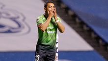 Marco Fabián fue captado en una fiesta con el cantante Adso Alejandro