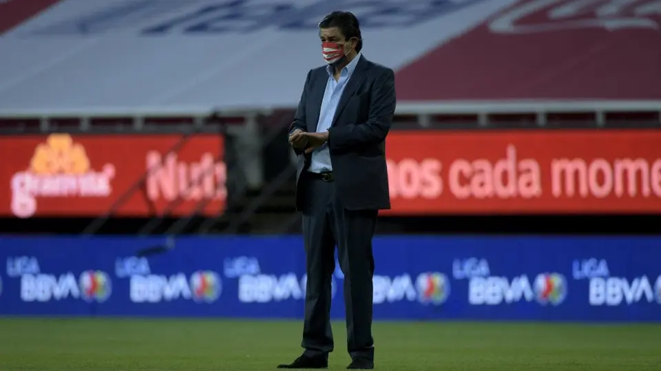 Luis Fernando Tena: 'Chivas jugó aceptable, no se podía esperar tanto vértigo'