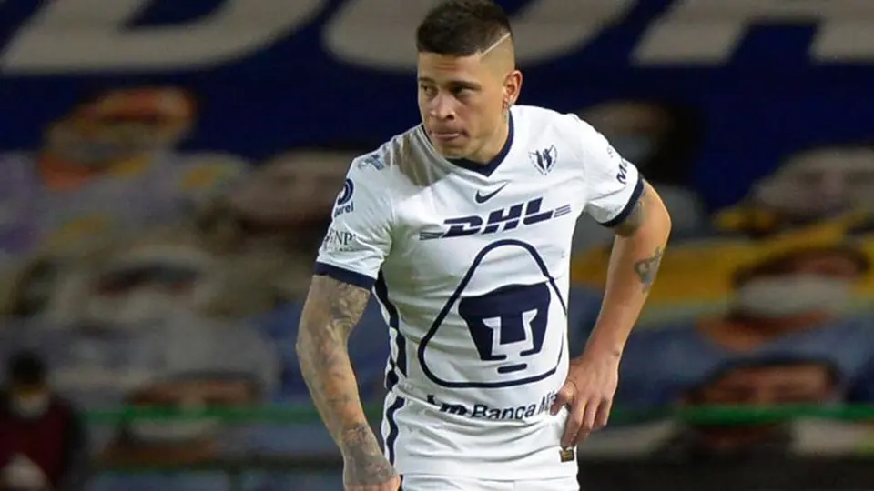 Pumas: Iturbe hace nuevo berrinche y deja con la mano estirada a Lillini tras cambio