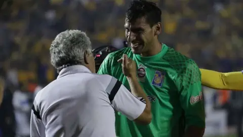 Video: Nahuel Guzmán 'molestó' al Tuca Ferretti mientras jugaba a la consola en el avión