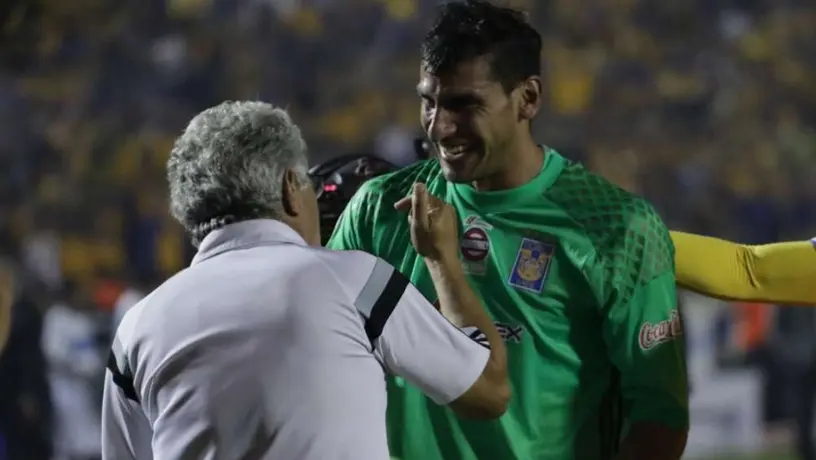 Video: Nahuel Guzmán 'molestó' al Tuca Ferretti mientras jugaba a la consola en el avión