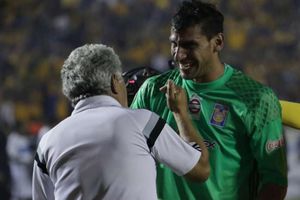 Video: Nahuel Guzmán 'molestó' al Tuca Ferretti mientras jugaba a la consola en el avión