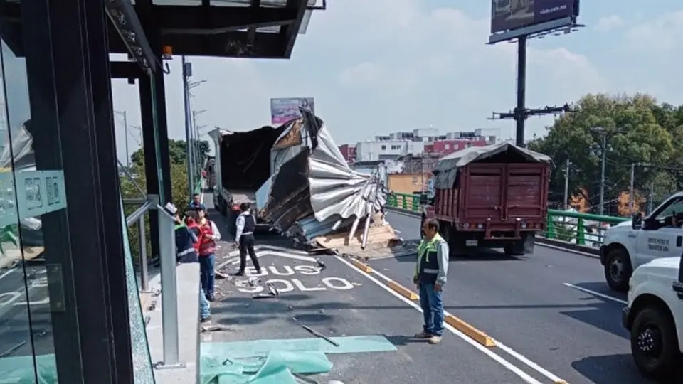 CDMX: Tráiler chocó y dañó la estación Hospital Troncoso del Metrobús