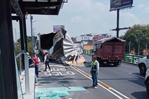 CDMX: Tráiler chocó y dañó la estación Hospital Troncoso del Metrobús