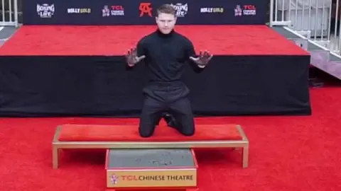 Canelo Álvarez: Plasmó sus huellas en el histórico Teatro Chino de Hollywood