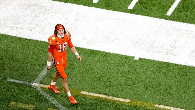Video: Reportera dijo a Trevor Lawrence que necesitaba rasurarse en plena conferencia