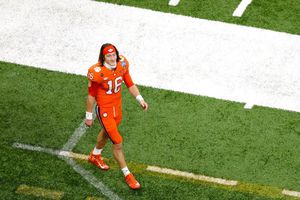 Video: Reportera dijo a Trevor Lawrence que necesitaba rasurarse en plena conferencia