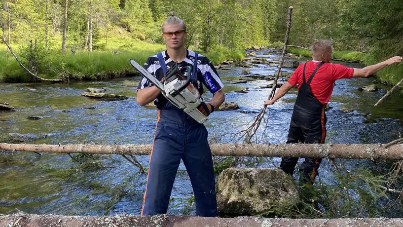 Erling Haaland 'presumió' foto talando árboles en Noruega