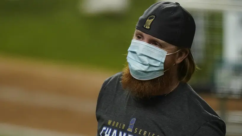 Justin Turner: No recibirá castigo por festejar campeonato de Dodgers contagiado de Covid-19