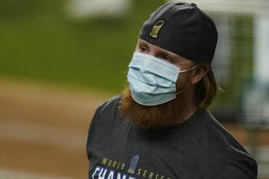 Justin Turner: No recibirá castigo por festejar campeonato de Dodgers contagiado de Covid-19