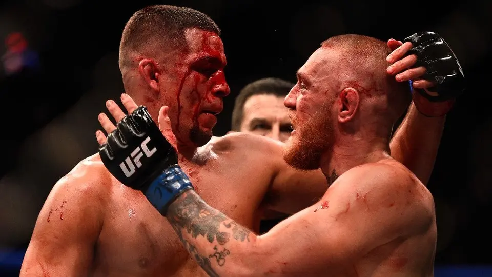 Video: Conor McGregor salió cojeando y con bastón tras derrota vs Poirier