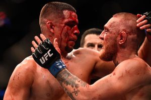 Video: Conor McGregor salió cojeando y con bastón tras derrota vs Poirier