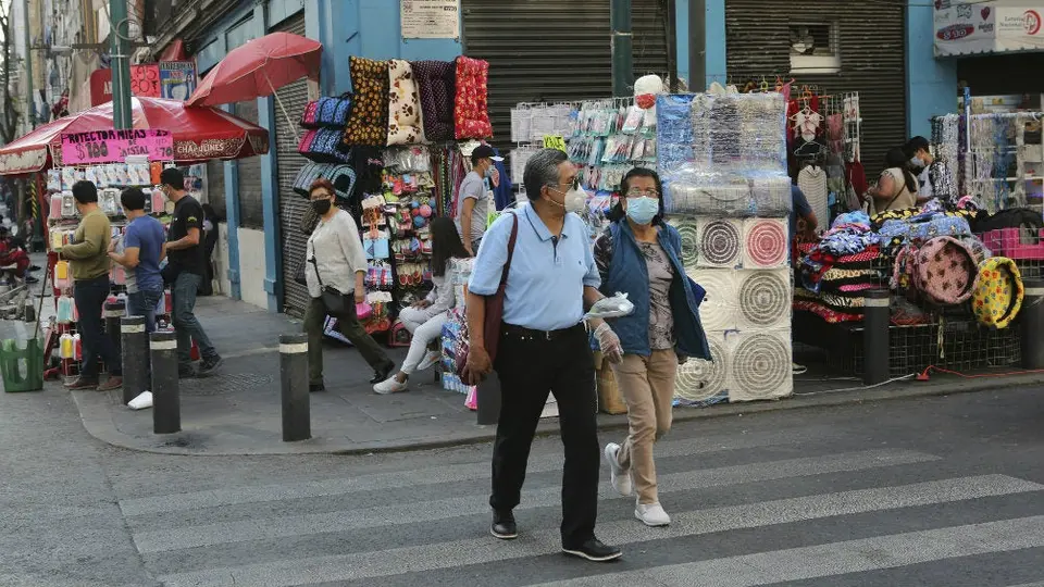 CDMX: Pese a Semáforo Rojo, capitalinos realizan compras en Tepito, Lagunilla y La Merced