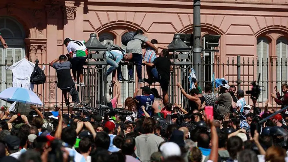 Maradona: Incidentes en la Casa Rosada interrumpen acceso de aficionados al velorio de 'D10S'