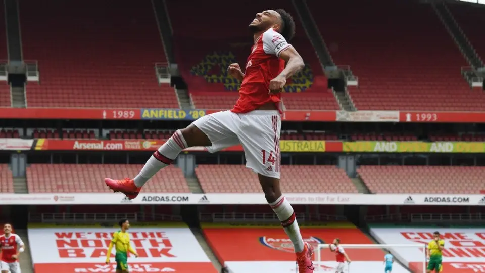 Arsenal: Aubameyang 'presumió' su colección de autos tornasol y oro