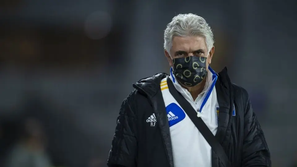Tigres: Tuca Ferretti será sancionado tras ser visto fumando en las bancas del TSM