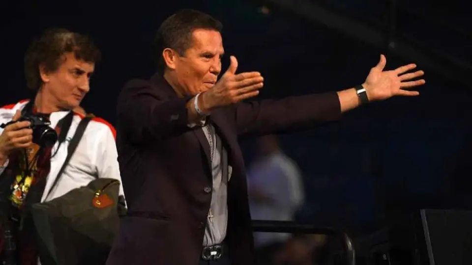 Chivas: Julio César Chávez repartió despensas con playera del Rebaño
