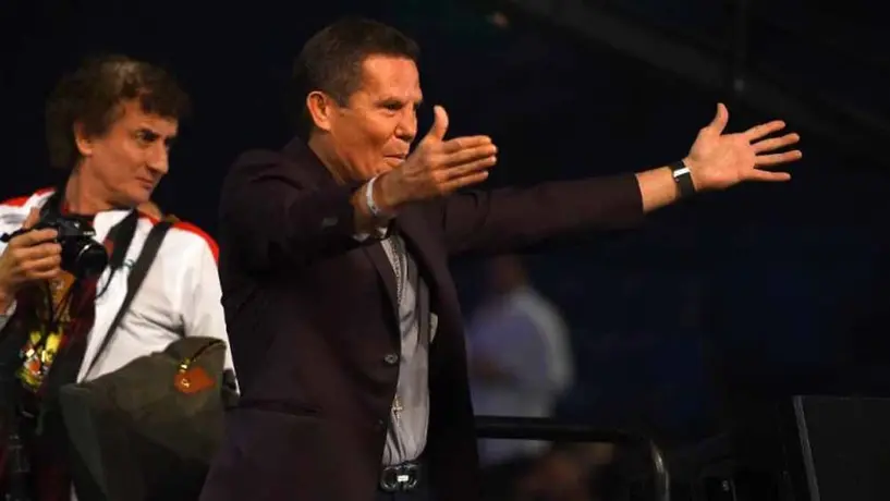 Chivas: Julio César Chávez repartió despensas con playera del Rebaño