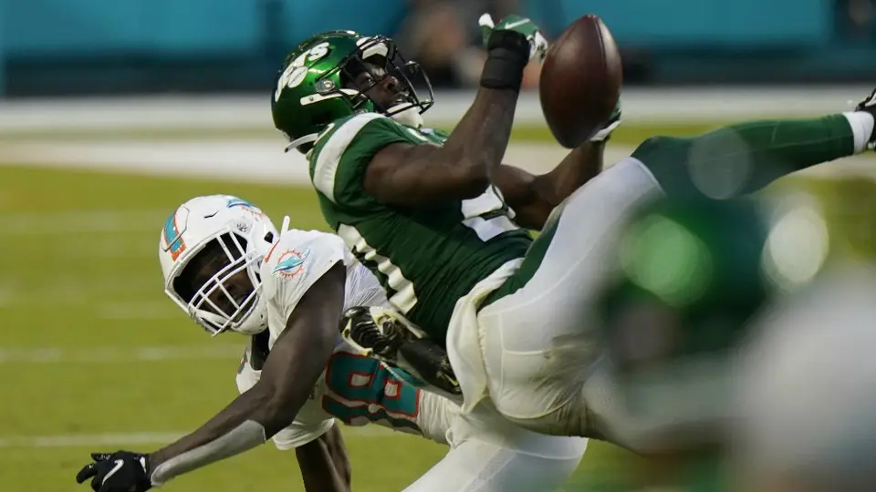 VIDEO: Jugador de Jets realizó intercepción con el trasero en juego ante Dolphins