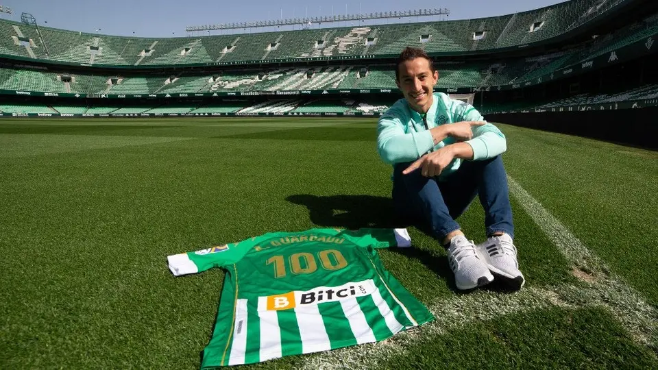 Andrés Guardado fue homenajeado por el Betis por superar los cien partidos