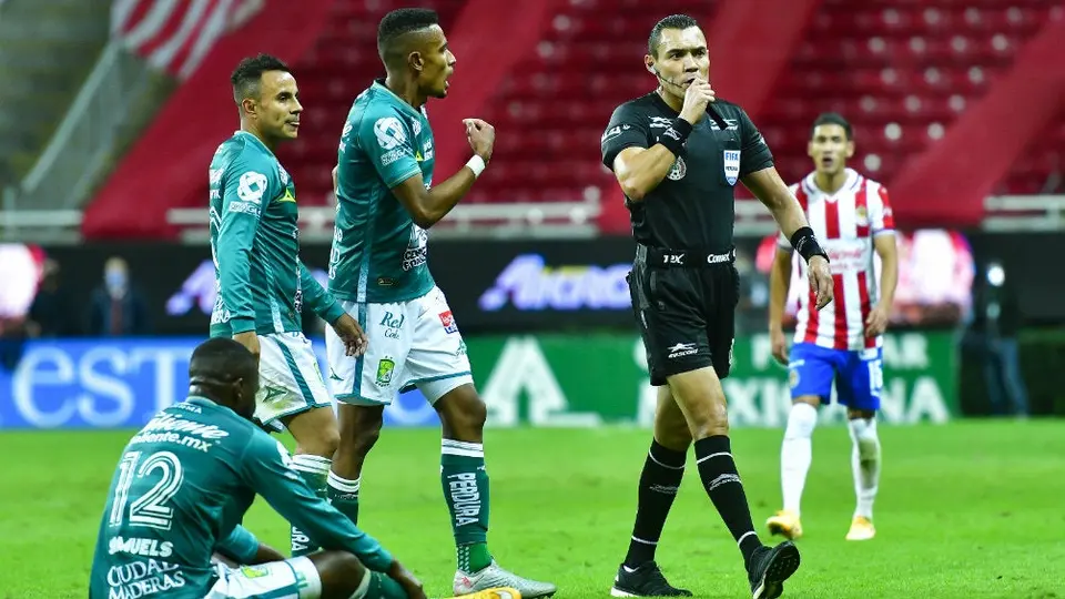 Chivas: Carlos Reinoso criticó la falta de uso del VAR en la Semifinal de Ida ante León