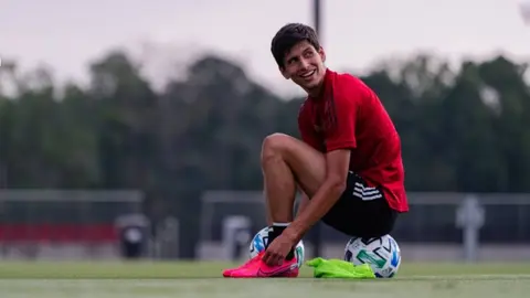 Video: Jürgen Damm 'eligió' entre Chivas y América con épico trolleo en Tik Tok