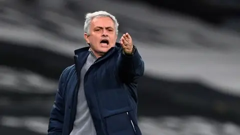 Mourinho fue troleado por un aficionado con anuncio en el periódico