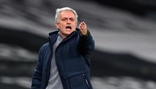 Mourinho fue troleado por un aficionado con anuncio en el periódico