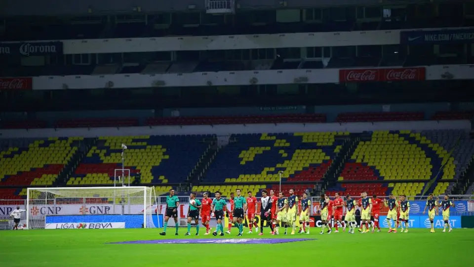 Campo del Estadio Azteca, con varias 'víctimas' de lesiones