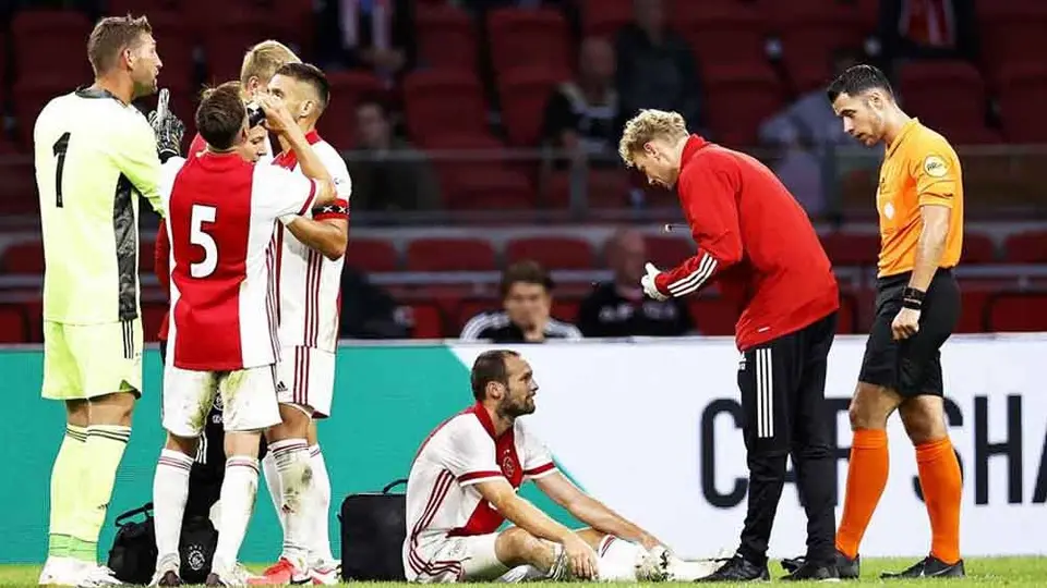 Ajax: Daley Blind, jugador de los holandeses, se desplomó en duelo amistoso contra Hertha