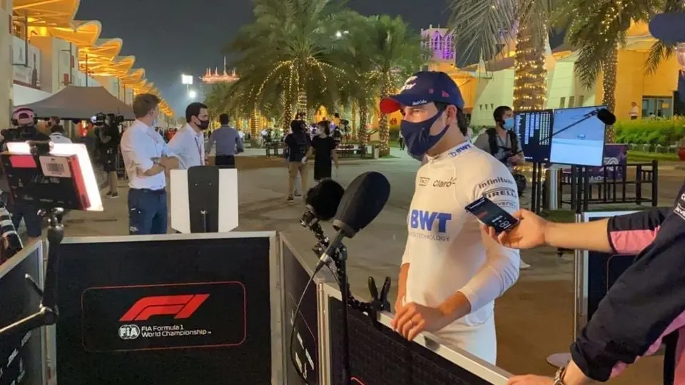 Checo Pérez se reunió con Helmut Marko, asesor de Red Bull en el paddock